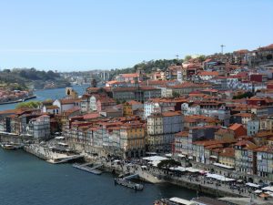 Porto, Flußufer des Rio Douro und darüber die Altstadt mit ihren verwinkelten Gassen